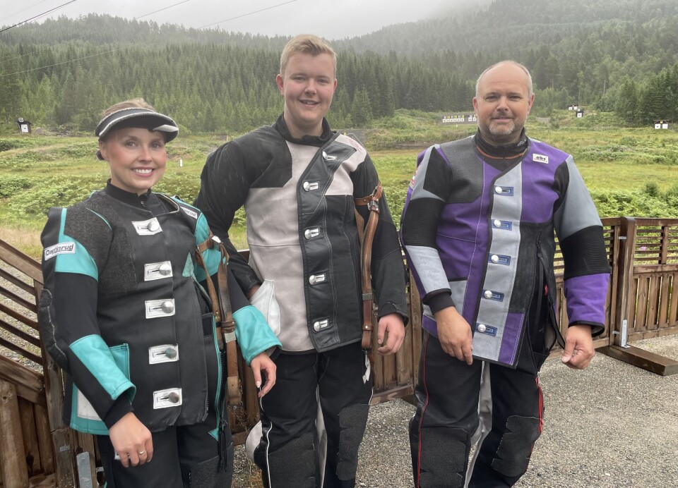Eline Lillegård, Marius Mikkelsen og Trond Gullik Mikkelsen rett etter skytinga på lørdag. Tre smilende personer i skytterklær oppstilt for fotografering.
