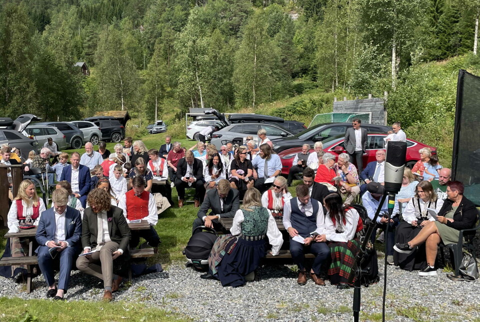 Folksamt på Grendaplassen under friluftsgudstenesta.