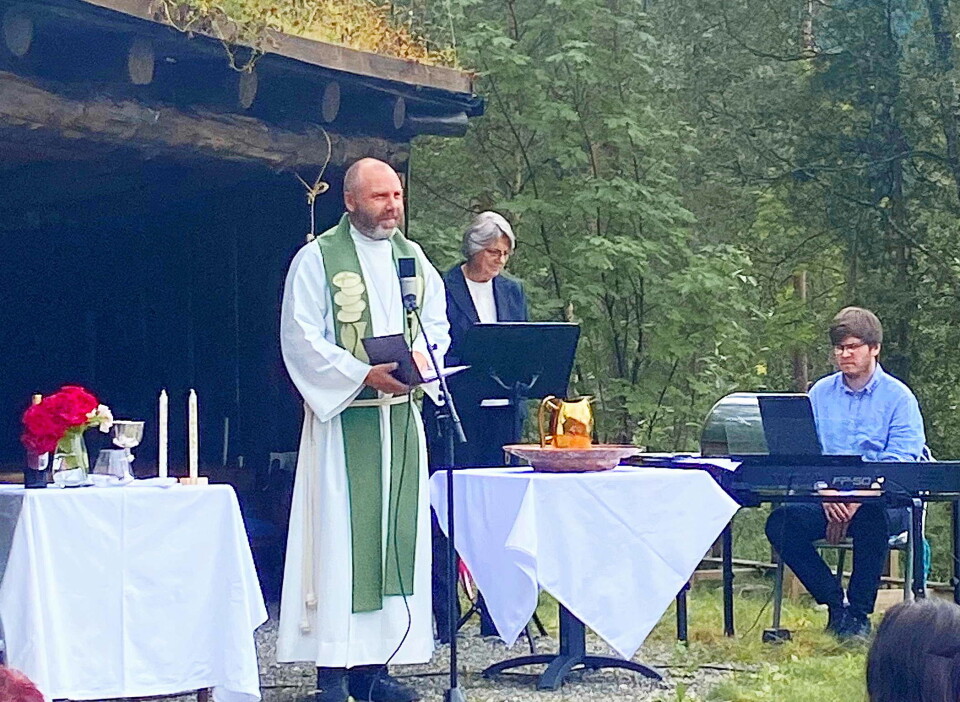 Prest Vidar, klokkar Randi og organist Amund gjorde teneste.