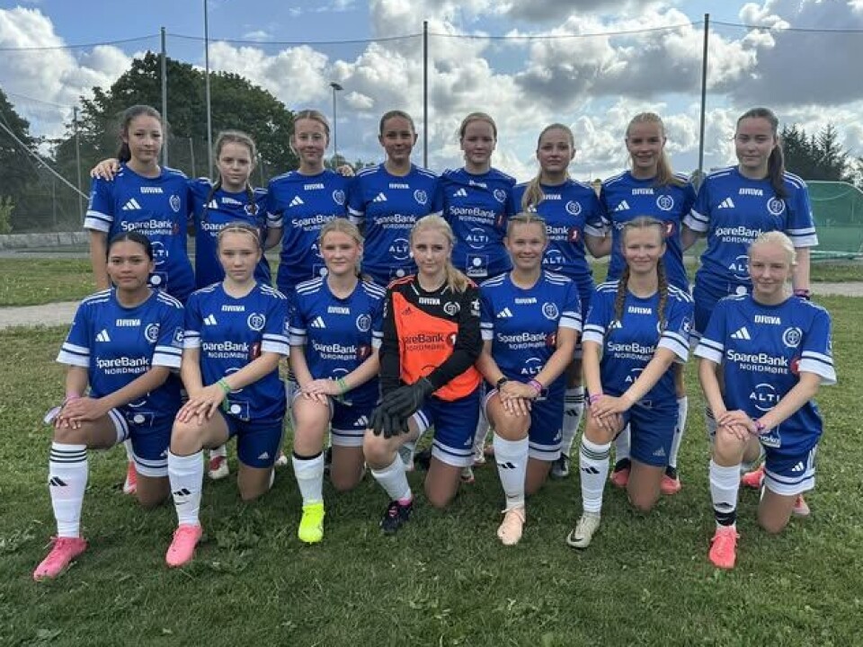 Surnadal IL J 17 før kampen mot Byåsen IL 2 som endte 0-0.