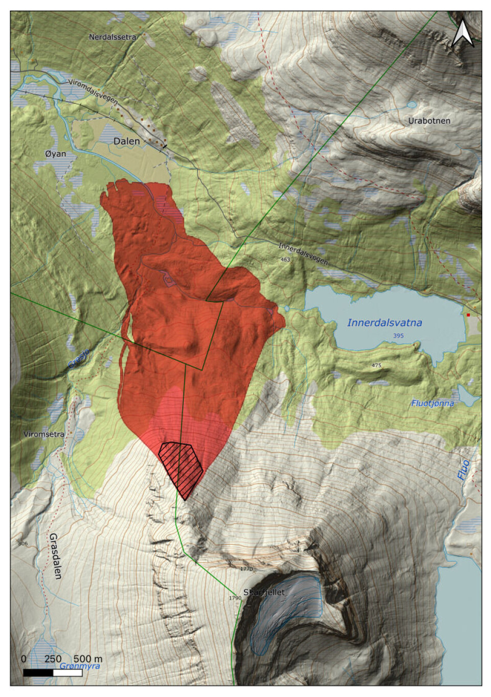 Figur 1: Kartet viser området som kan bli utsett for skred frå Skarfjellet (markert i raudt). Det svarte skraverte området er losneområdet. Kommunen og NVE rådar folk til å ikkje ferdast innanfor det raude området inntil vidare. kart med rødt område