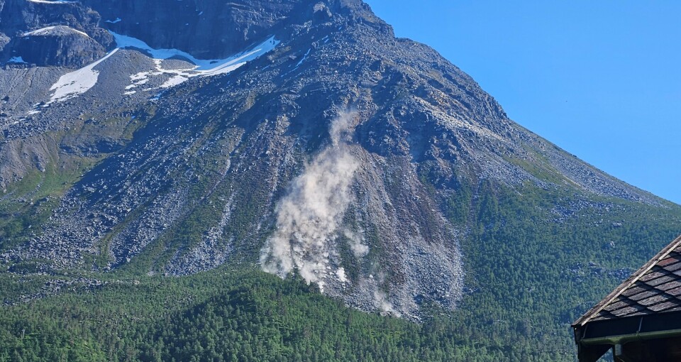 Ras i Skarfjellet et par uker tilbake. ras i fjell med blå himmel bak