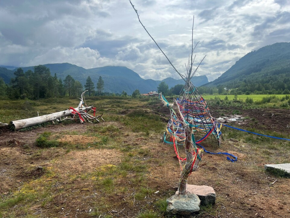 Kunst på Kavlvegen. håndlaget lavvo og diverse pynt laget med garn i mange farger