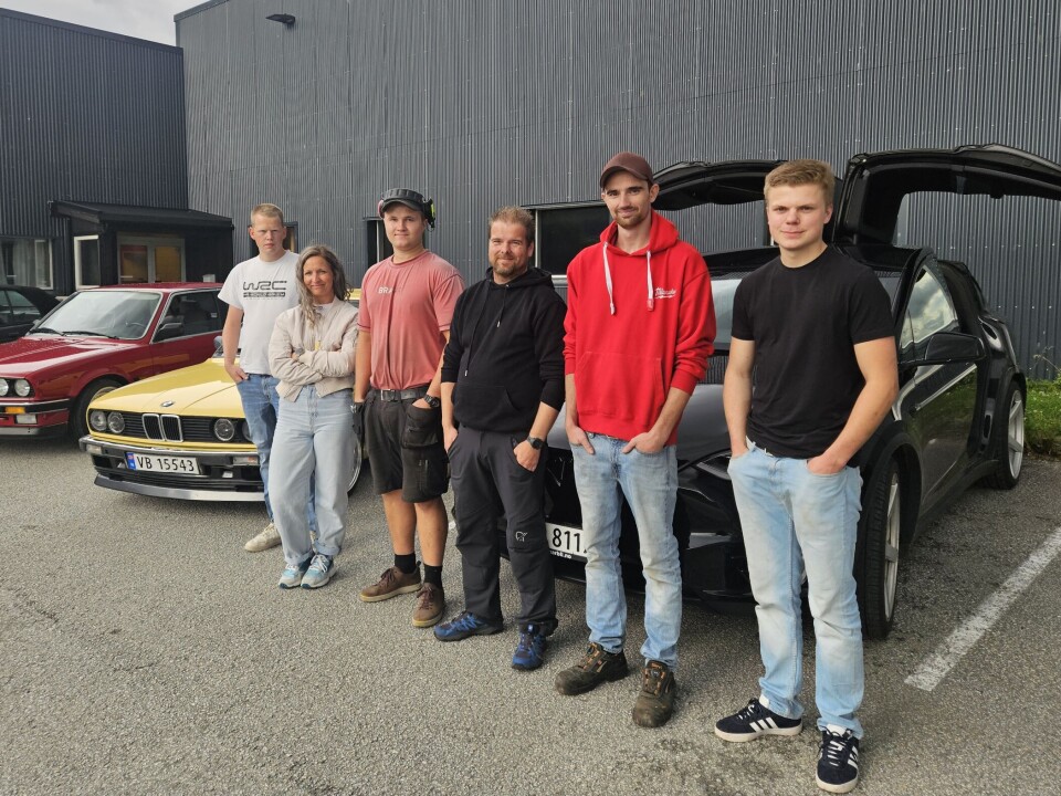Arrangøren Nordmøre Gatebilklubb ønsker alle bilinteresserte til Gatebilfestival på lørdag. Fra venstre Sondre Livoll Schei, Heidi Gravvold Sæter, Sindre Humberset, Bjørn Moen, Ole Andreas Gravvold og Martin Helgetun. Fem menn og en dame foran noen biler