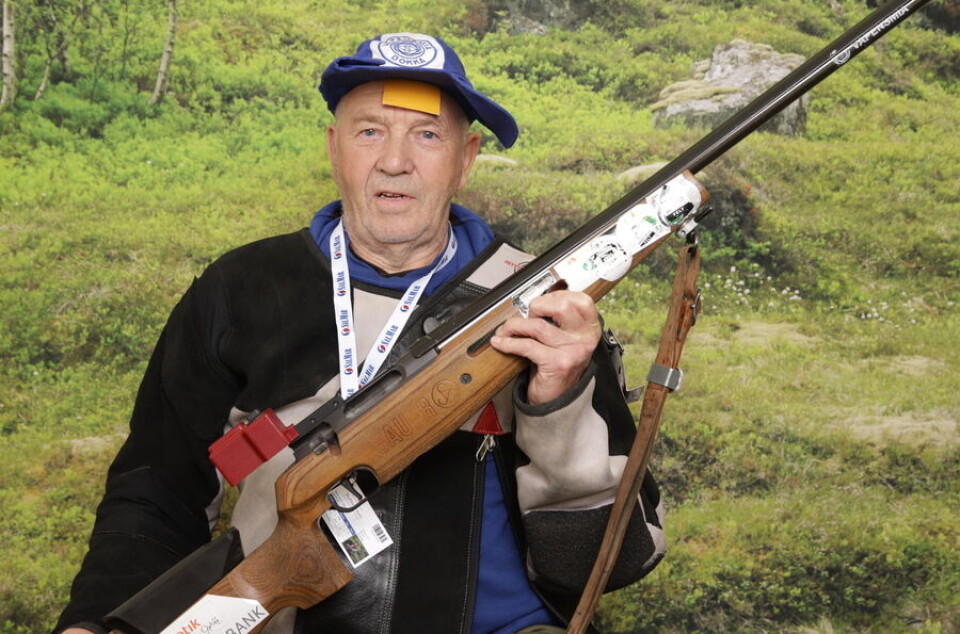 Steinar Løseth, Rindal skytterlag, skyter i klasse V75 under LS på Kongsberg Mann med skytterjakke, caps og gevær