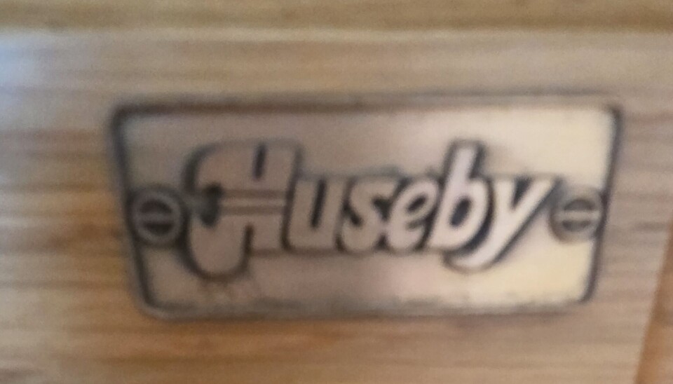 skilt der det står Huseby