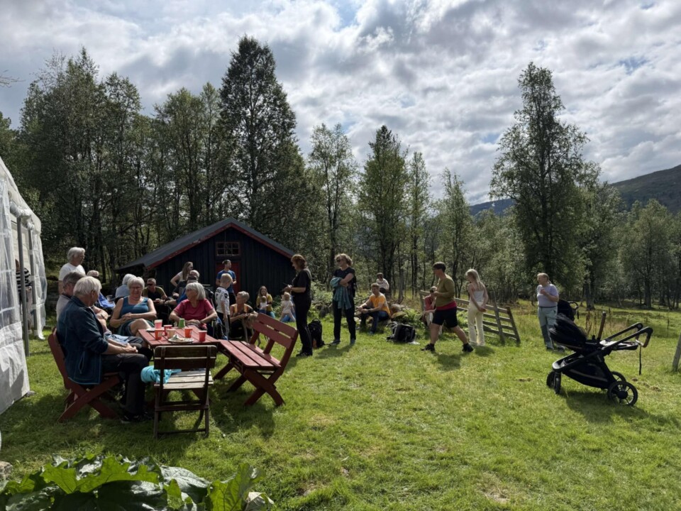 Det var folksomt på Røstasetra Bildet av mye folk på et Setertun