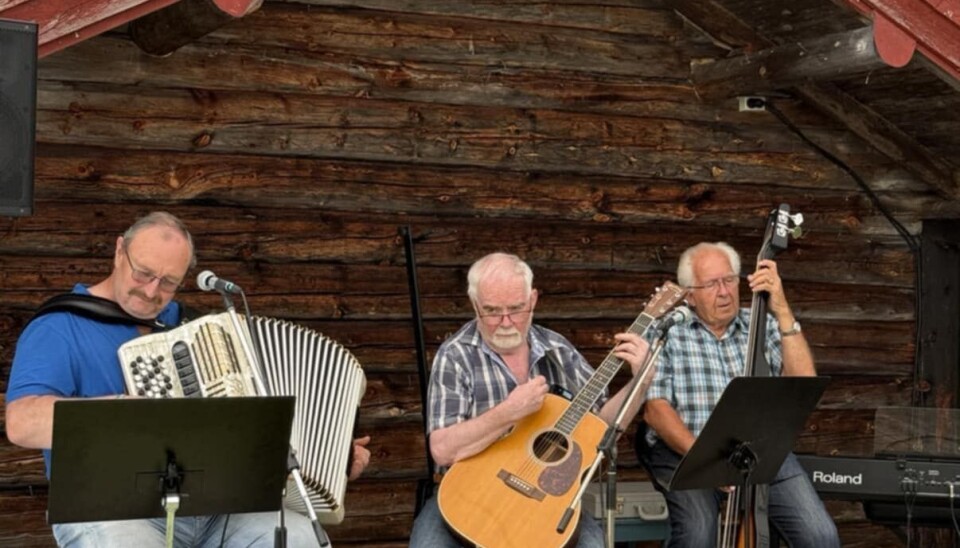 Deler av Larsens kvartett spilte på setra. Her Bjørn Johnny Holten på trekkspill, , Erik Moen på gitar og Trond Larsen på bass. I tillegg spilte Eiri og Elin Lysø fele. Musikere spiller på en seter