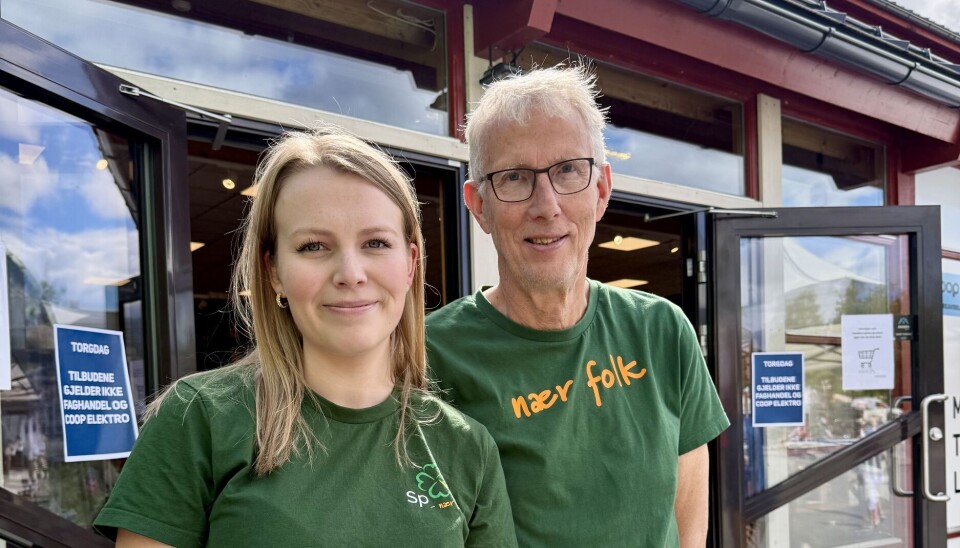 Maren Grøthe, 1.kandidat for Senterpartiet, Sør-Trøndelag valgdistrikt og Ola T. Heggem, kommunestyrerepresentant i Rindal og 8.kandidat for Senterpartiet, Sør-Trøndelag valgdistrikt Mann og dame i grønne t-skjorter foran butikk.