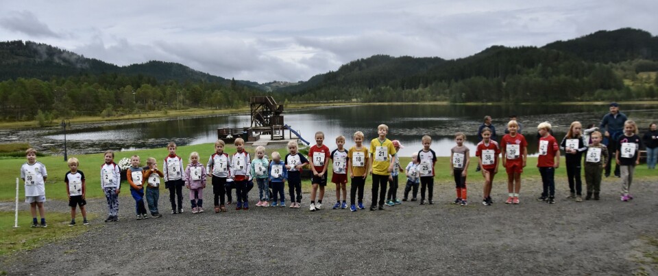 Årets klubbmesterskap i terrengløp arrangeres fredag 29. august Løpere i alle aldre står foran tjern