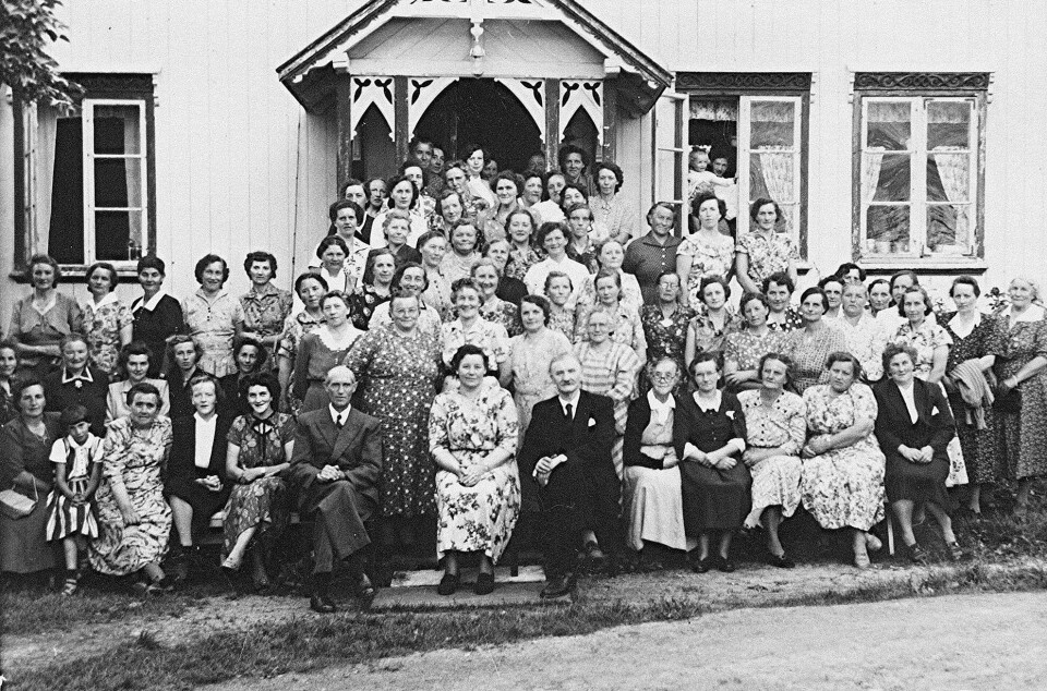 Frå avskjedsfesten som sanitetskvinnene arrangerte sommaren 1955. Hovudpersonen i midta fremst – med ordførar Ola J. Bævre på si høgre og distriktslege Johan Øvrevik på si venstre side.