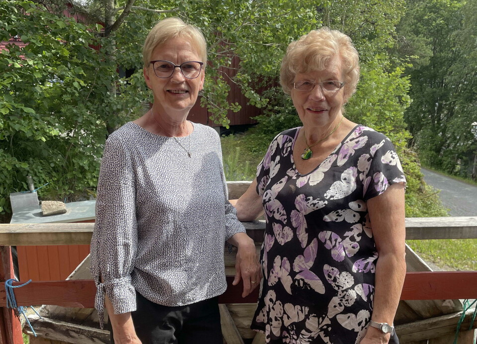 Astrid Henden (t.v.) – oppkalla etter jordmora - var den siste ho tok imot i si offentlege teneste. Den 16. februar femten år tidlegare (1940) starta karrieren i Åsskard – da Johanne (Bøe) Holten (t.h.) kom til.
