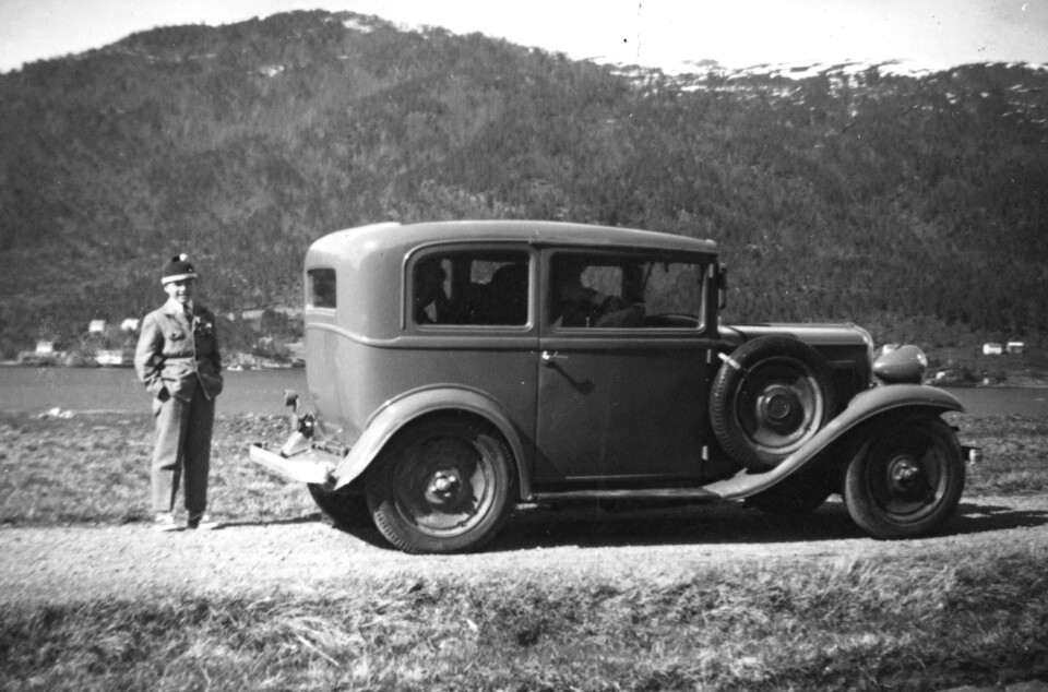 Fiat 1936 – veteranbil med eiga historie. Svart-hvitt bilde av en gammel bil