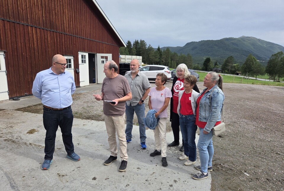 Odd Arild Sande overleverte, på vegne av Surnadal Arbeiderparti, uttale om krigen i Gaza til Per Vidar Kjølmoen Gruppe fra Surnadal ap som overrekker uttale om situasjonen i Gaza foran et fjøs