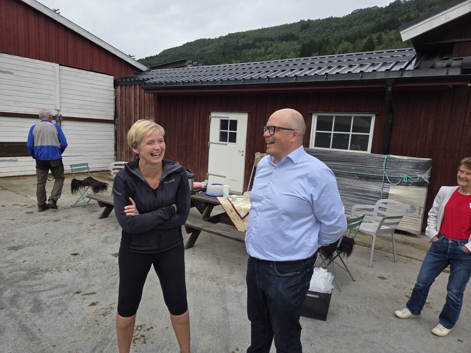 Anne Saltrø Polden tok imot stortingsrepresentant og førstekandidat for Møre og Romsdal Arbeiderparti, Per Vidar Kjølmoen. Dame og mann som ler i et gårdstun