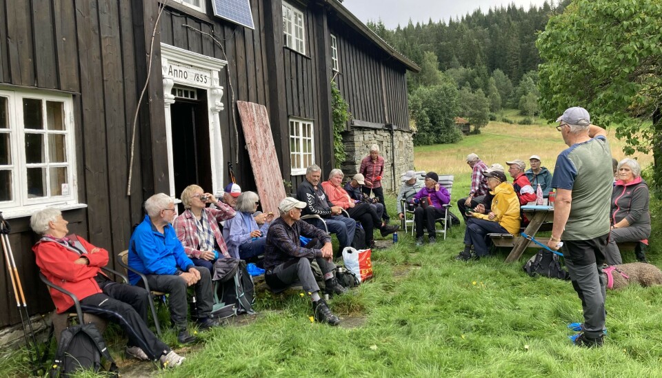 mange folk utenfor brun hytte