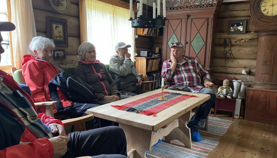 5 mennesker sitter i en hytte