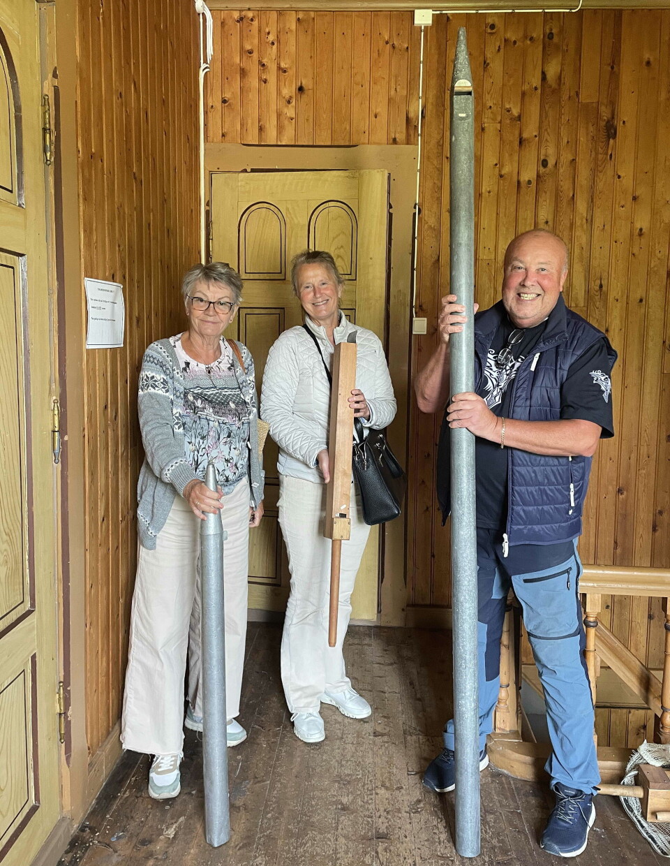Pipeverket eksisterer. Her er Rannveig, Oddveig og Jens med tre av dei rundt 700 pipene. tre mennesker holder piper