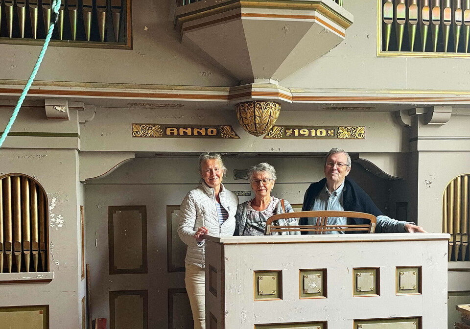 Fasaden av gammelorgelet står i tårnrommet. – Eit vakkert kulturminne, synest dei tre bak spelepulten: Oddveig Helset Halle, Rannveig Brøske og Bernt Bøe. tre mennesker bak orgel