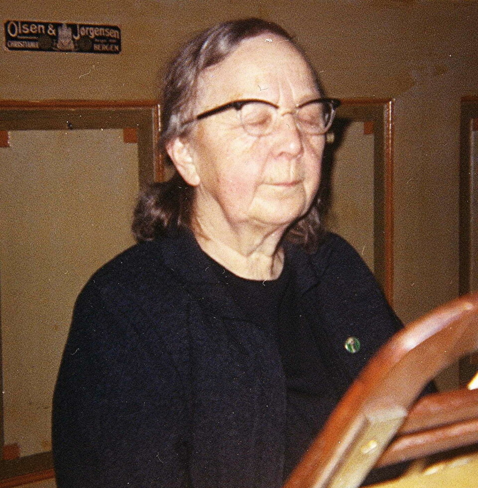 Gyda Evensen på krakken. Ho gjorde teneste i 52 år. dame med lukkede øyne og briller