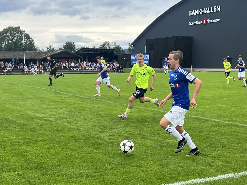 Til pause var stillingen 1-1. Fotballspillere i gule og blå overdeler