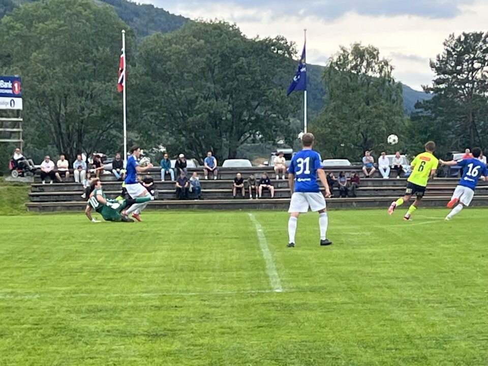 Surnadal tok ledelsen etter 9 minutter. Fotballspillere og gule og blå overdeler