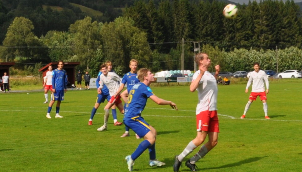 Steinar Gjeldnes var eit stadig uromoment for skjelvne by-gutar. fotballspillere på bane