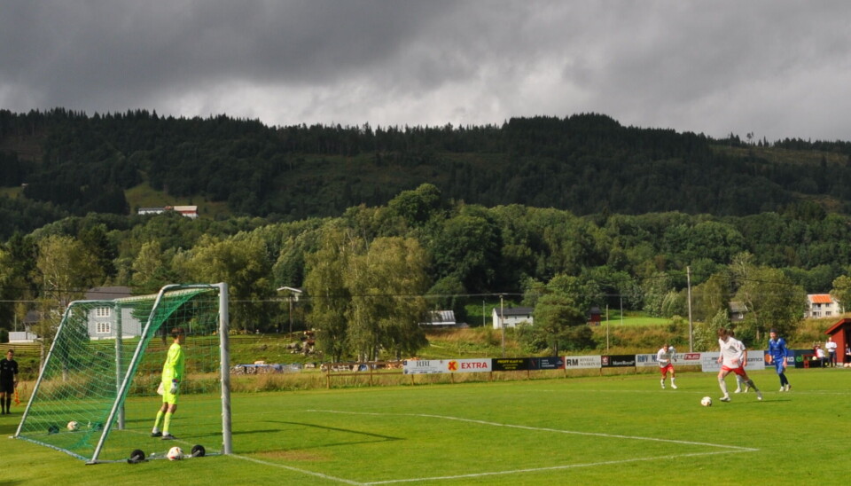 fotballbane med spillere på