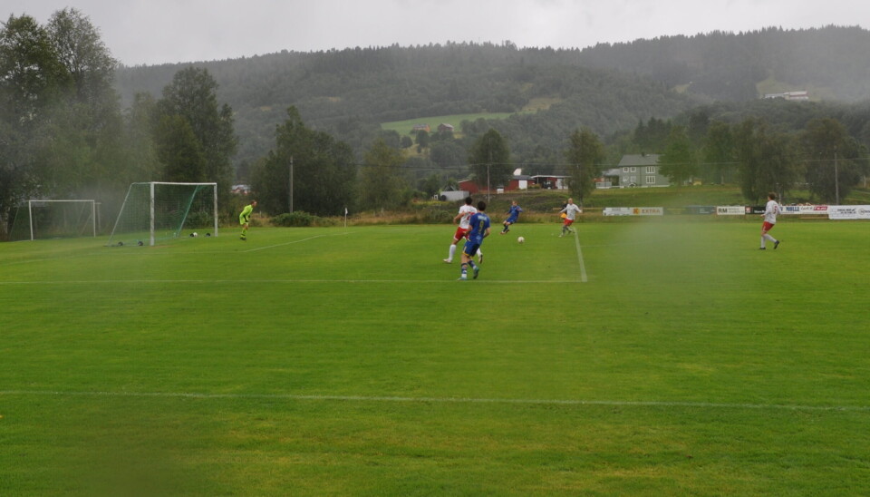 Fleire regnskyll søndag. Bladfyken med vatn på linsa. fotballbane i grått vær