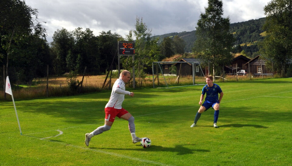 Sondre N. Bolme spelte ein god kamp for Rindal. fotballspiller med ball løper