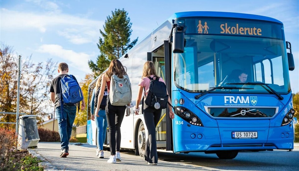 Har du takka ja til skoleplass i vgs? Sjekk om du har rett til gratis skoleskyss! blå buss med elever rundt