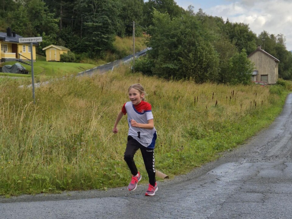 Magnild Marie Fugelsøy løper bokstavelig talt på hjemmebane og slo til med en flott 4. plass i barneklassen. Jente som løper med et smil om munnen