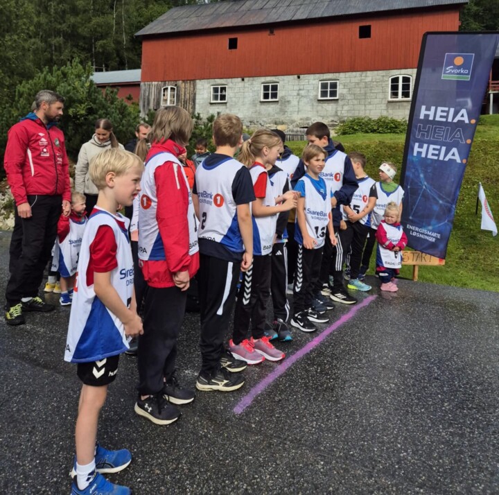 Spente løpere før start i barneklassen med hele 31 deltakere. Mange unger på startstreken som ser litt spente ut.