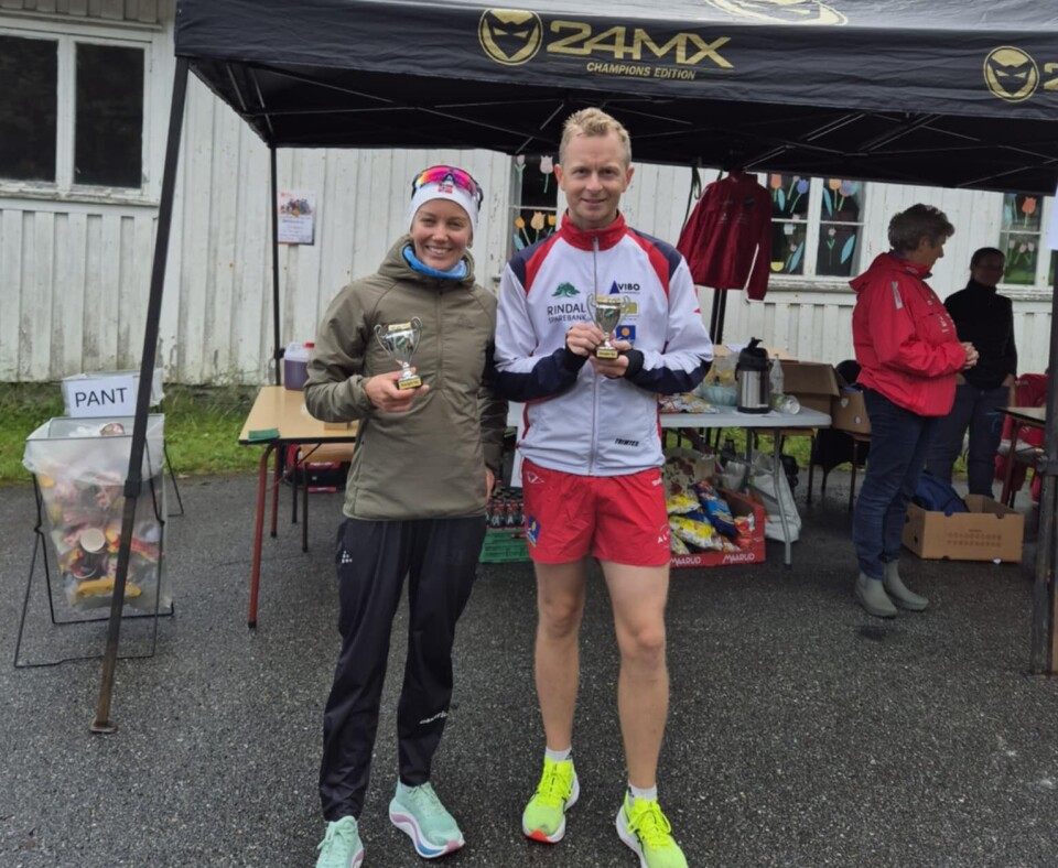 Dagens fornøyde vinnere som karret seg opp bakkene til utrolige 18:12 og 18:16: Berit Mogstad og Sigmund Ofstad To glade vinnere, ei dame og en mann som smiler