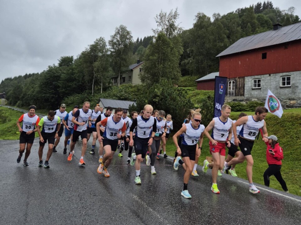 Starten går i konkurranseklassen Voksne som løper av gårde mens dame vifter med startflagget