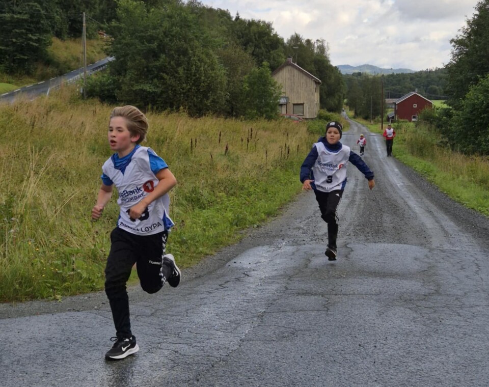 Ingebrigt Meland Moen og Asbjørn Moen i fint driv inn mot mål i barneklassen. To gutter som løper