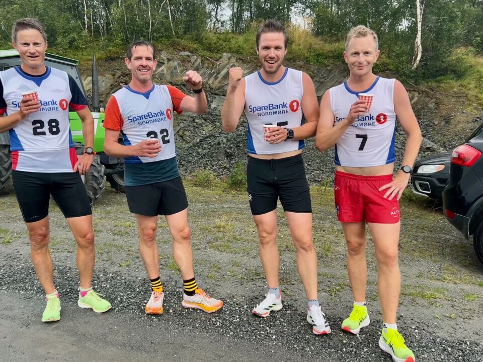 Fornøyde karer som 'er med for det sosiale'. Merkelig nok havnet de i toppen av resultatlista alle sammen, så de mistenkes for å ha lagt inn noen treningstimer også.. Fire blide og svette karer etter løpet