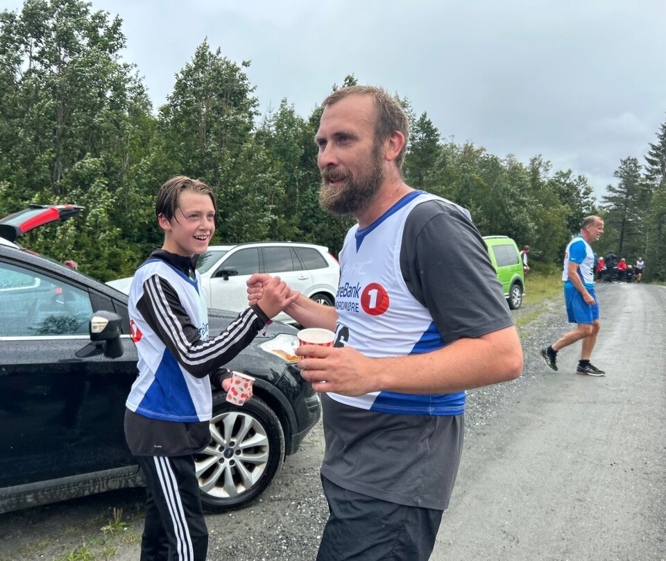 Trond Alan Moeykens var konkurransens yngste deltaker, og han fikk mye annerkjennelse for tiden 27.21. Ungdom som tar en mann i hånda med et stort glis