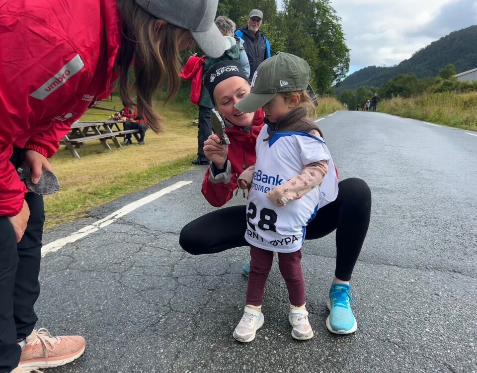 Rose Kristine Solstad løp sammen med mamma og får flott premie! Jente som får premie