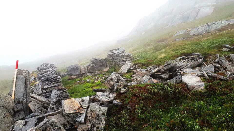 Restar etter gruveanlegget frå ca 1800 på fjellet Hjelmkona. Gamle værbitte husmurer på fjellet. Alt av hus er borte, bare murene er igjen.