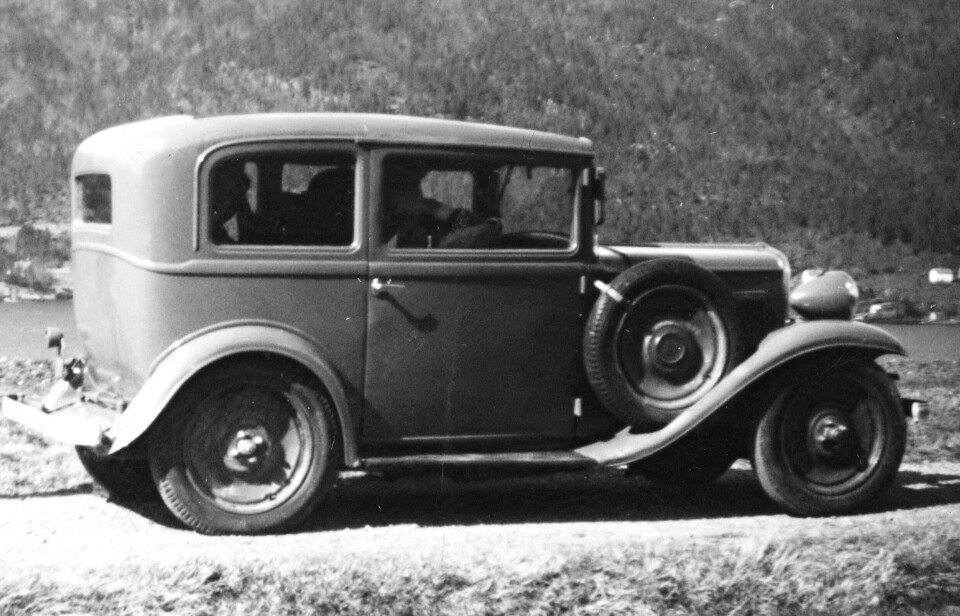 Denne Fiat 1936 var mellom anna postbil for familien Snekvik. Et gammelt svarthvitt-bilde av en bil fra 1930-tallet.