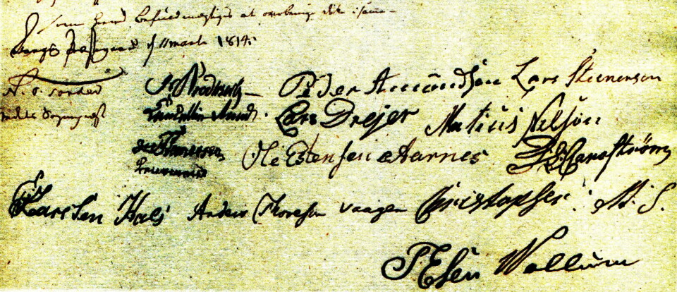 Betrudde menn skreiv under brevet av 11. mars 1814, der dei under «Troeskabs Eed» lovar å ofre liv og blod for Norges sak. Vi ser autografane til prost Tønder, lensmann Fredrik Stenersen, kyrkjemålar Lars Drejer, «Kirkesanger» Lars Stenersen, bonde Anders Thoresen Vaagen og fleire. Bilde av gammel snirklete skrift og signaturer.