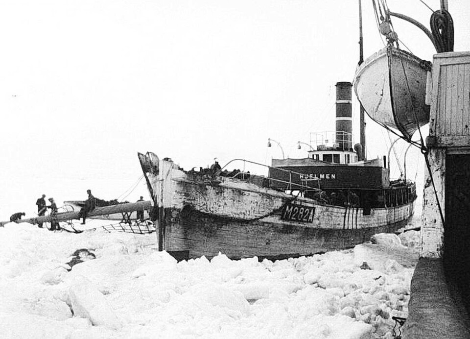 Selskuta «Veslemøy» (eks «Hjelmen I» - som det enno står på brua) blir forlatt før ho søkk i Kvitsjøen 25. april 1932. Til høgre «Polarbjørn», som tok opp mannskap og utstyr. Et gammel svarthvitt-bilde av en selfangstbåt.