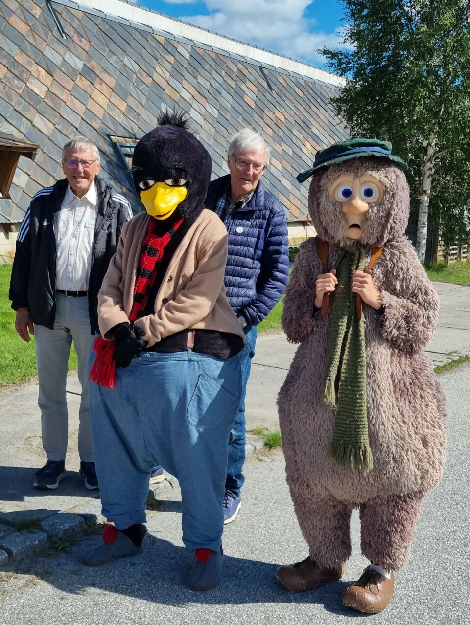 Trivelig tur til Alvdal To eldre menn sammen med to personer i hhv. Ludvig og Solan-kostyrmer.