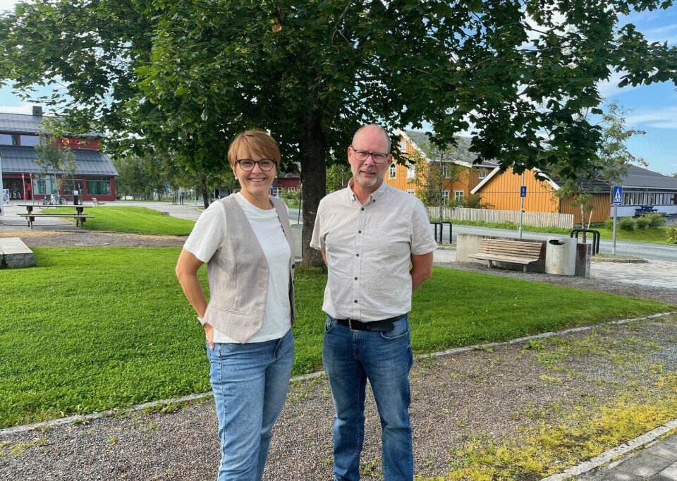 Ordfører Mildrid Kattem Aune og kommunedirektør Mons Otnes synes det er positivt at Heimevernet øver i Rindal, men god informasjon i forkant er selvsagt nødvendig. Ei dame og en mann oppstilt for fotografering foran et stort tre, med en vei og hus i bakgrunnen. Begge smiler. Sommervær.