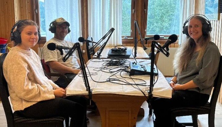 Bilcrossførerne Marte Leinum og Svein Arild Ørsal sammen med podkastvert Gunn Elin Røen. Tre mennesker sitter rundt et bord med hver sine headset, og mikrofoner foran seg. Mannen har skyggelue og briller, ungdomsjenta har hestehale og damen løst, langt hår.