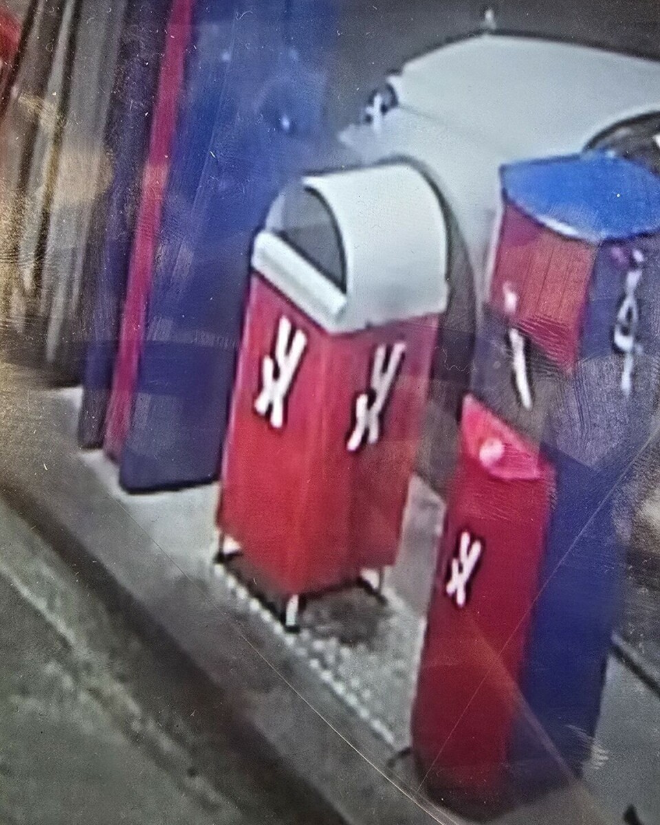 Bilde fra Rindal Bensin & service sin facebookside. Overvåkningsbilde fra en bensinstasjon. Man ser en kortautomat, en søppeldunk, og litt av en hvit bil i bakgrunnen.