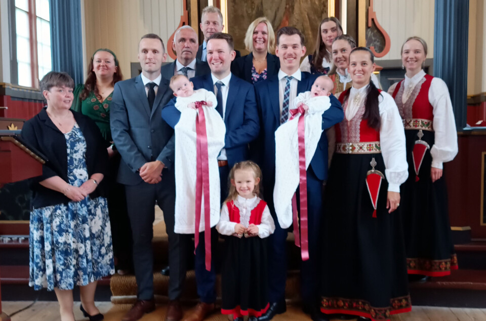Her er dei nydøypte tvillingane Vilde og Elise Glåmen med foreldre og fadrar. Nydøypte tvillingar med foreldre og fadrar.