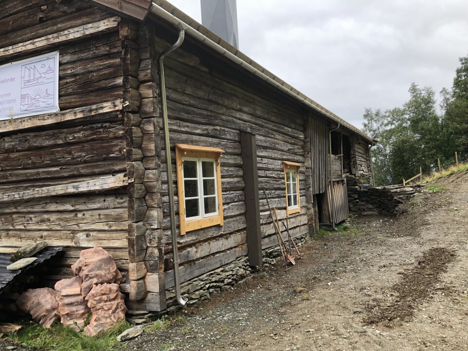 Baksida av huset. Baksida av et lite gammelt tømmerhus, som er nyrestaurert, tilbake til det opprinnelige.