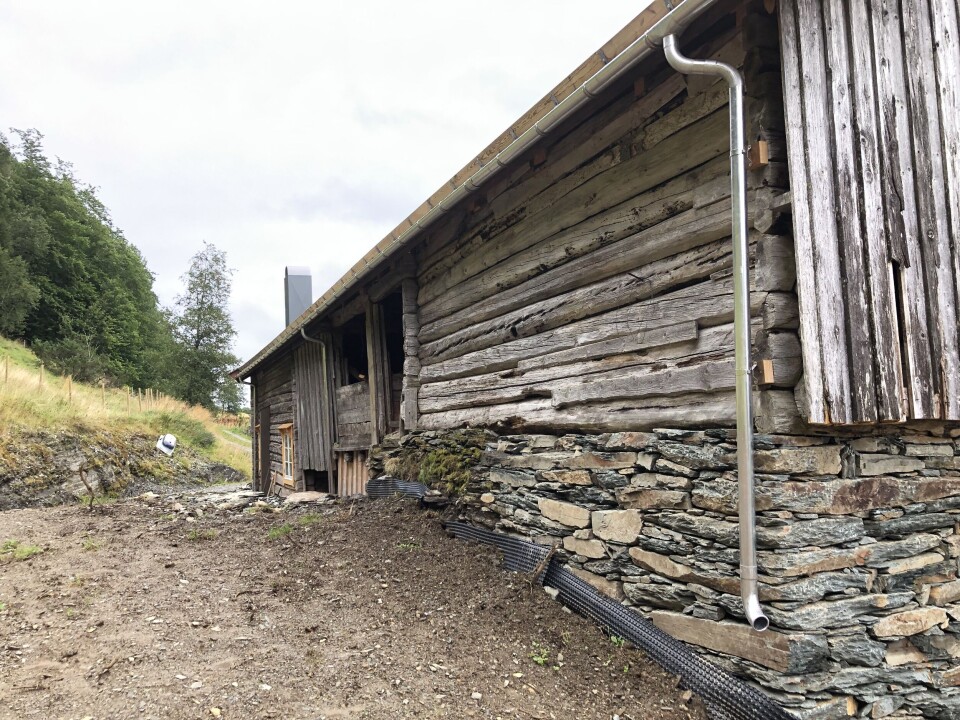 Her har en hatt hjelp av sherpaer til muring. Et nyrestaurert gammelt bygg. Grått og vått sommervær